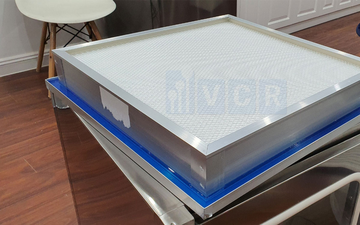 Màng lọc HEPA trong phòng sạch thực phẩm giữ vai trò cốt lõi trong kiểm soát vi sinh và bụi mịn